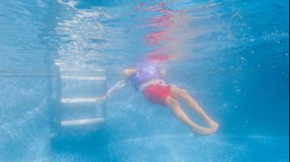 Un niño juega en una piscina