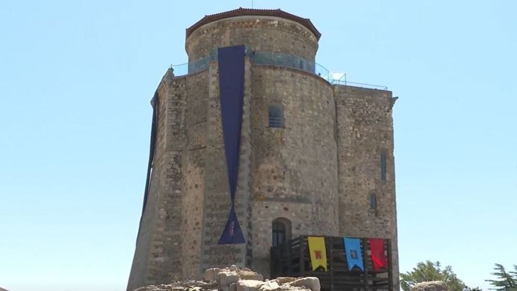 El PP retira la bandera que Vox le exigió izar en el castillo de Alba de Tormes, en Salamanca