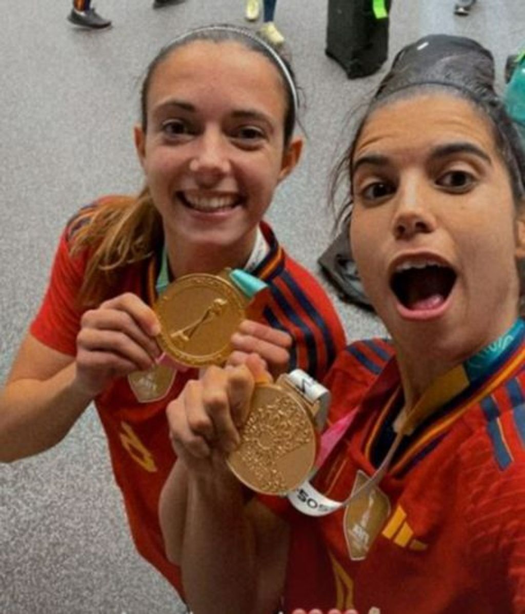 Aitana Bonmatí y Alba Redondo celebrando la vicotria en el Mundial de Fútbol Femenino