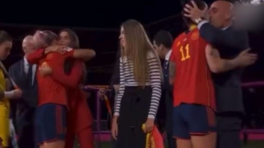 El polémico beso que da Luis Rubiales a Jenni Hermoso tras ganar el Mundial 2023