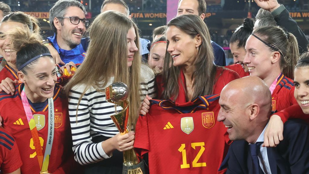 La infanta Sofía sostiene la copa del Mundial de fútbol femenino