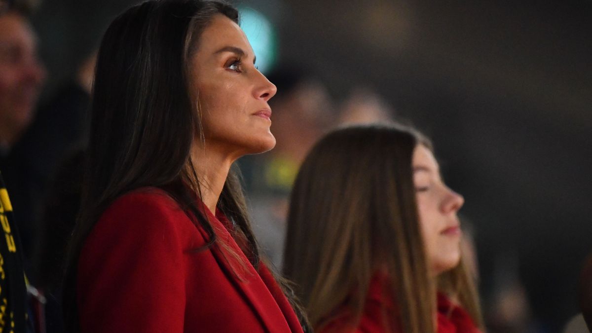 La Reina Letizia y la Infanta Sofía, de rojo para apoyar a la selección española femenina en Sídney