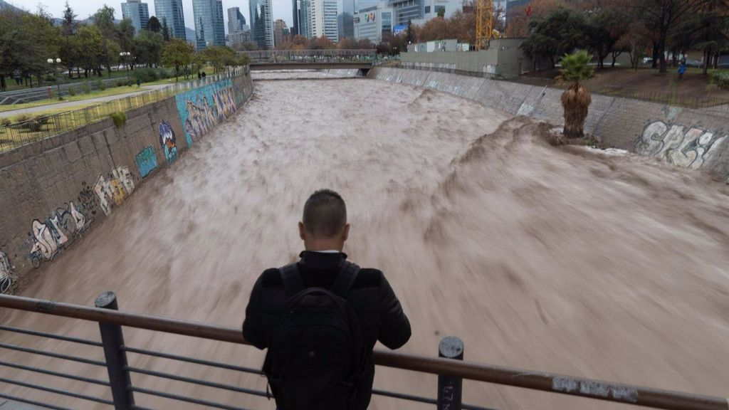 Muere ahogado un bombero de 23 años al salvar a un cordero que cayó a un río desbordado en Chile