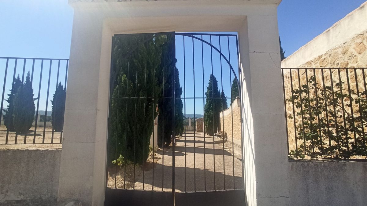 Bufali denuncia la profanación de nichos y ataúdes en el cementerio municipal