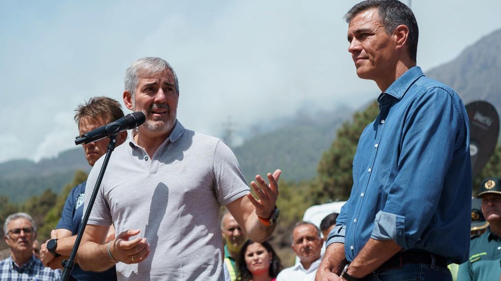 El presidente del Gobierno en funciones, Pedro Sánchez (d) y el presidente de Canarias, Fernando Clavijo (i)
