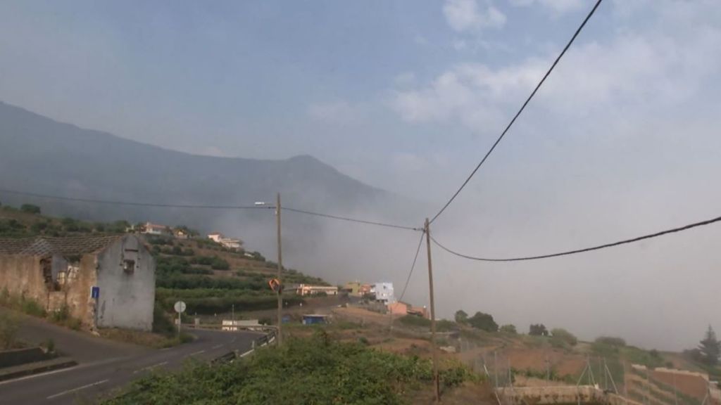 Más de 13.000 desalojos por el incendio forestal en Tenerife: "Mi casa no corría riesgo, pero el humo..."