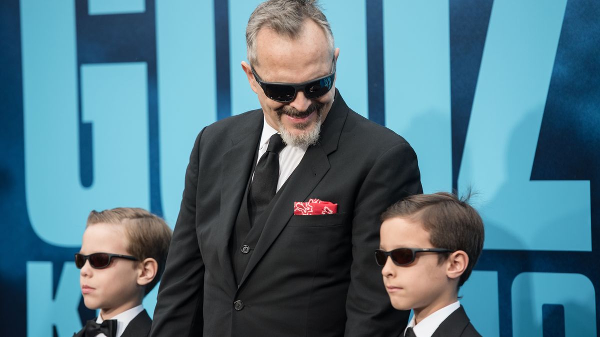 Miguel Bosé y sus hijos Diego y Tadeo durante la premiere de 'Godzilla'