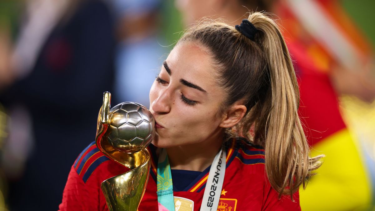 Olga Carmona, jugadora de la selección española de fútbol femenino, dedica un mensaje a su padre fallecido