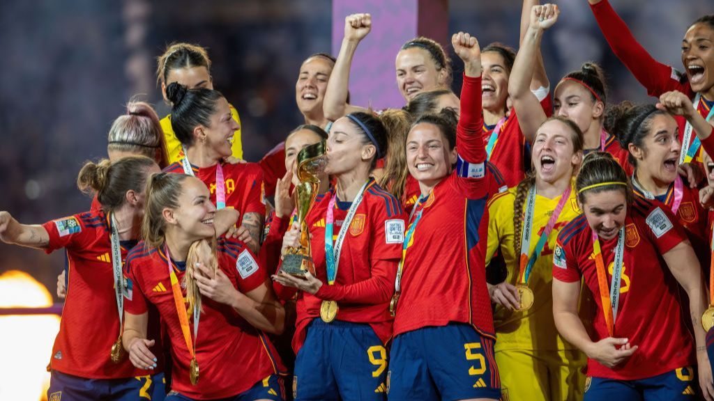‘Talento a bordo’: las campeonas de la selección vuelan de vuelta a España para celebrar el Mundial con la afición