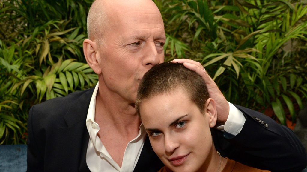 Tallulah Willis y su padre Bruce Willis en el 60 cumpleaños del actor