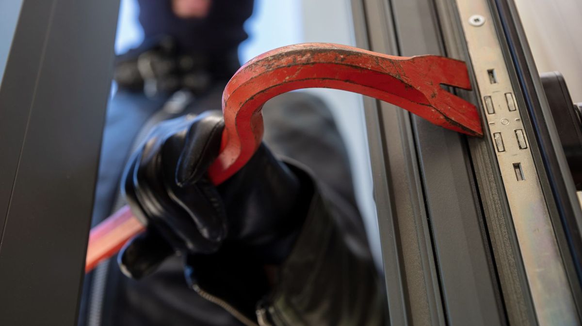 Un hombre fuera la entrada de una vivienda