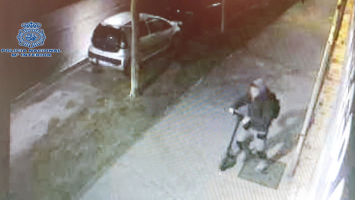 Una cámara de vigilancia graba al joven detenido cuando circulaba con su patinete en Logroño