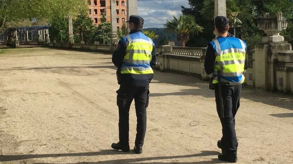 Una pareja de agentes de la Policía Local de Lugo