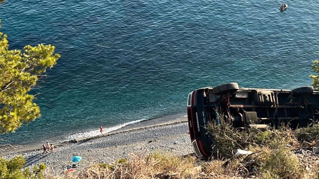 Vehículo despeñado y volcado a escasos metros de una playa