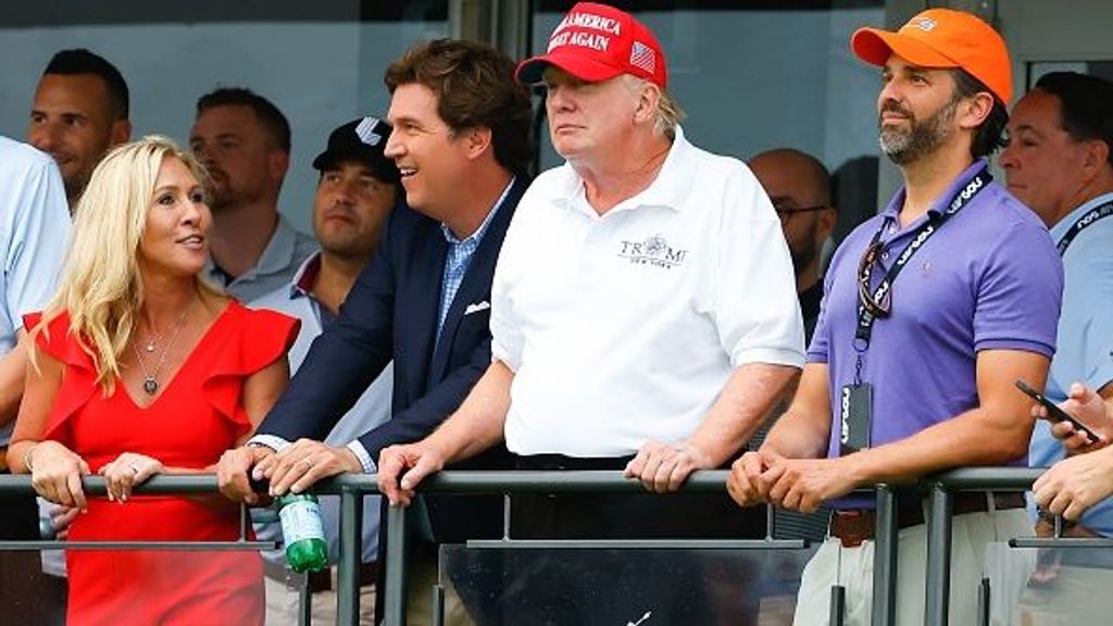 El expresidente Donald Trump con el periodista Tucker Carlson en 2022