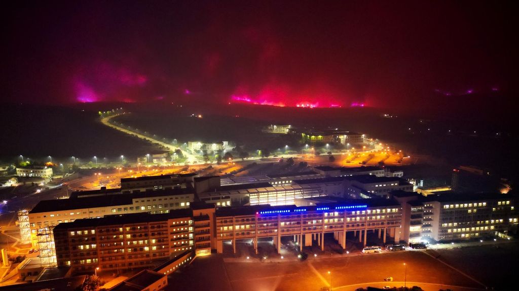 El hospital Universitario de la ciudad griega de Alexandrópolis, cercado por las llamas