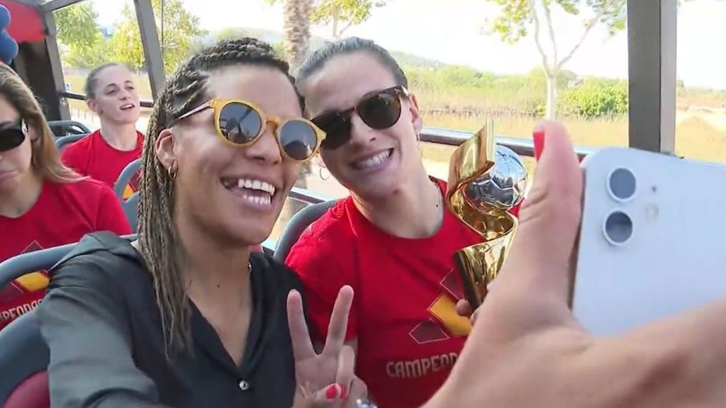 Las campeonas del mundo celebran el histórico título en Ibiza antes de un merecido descanso