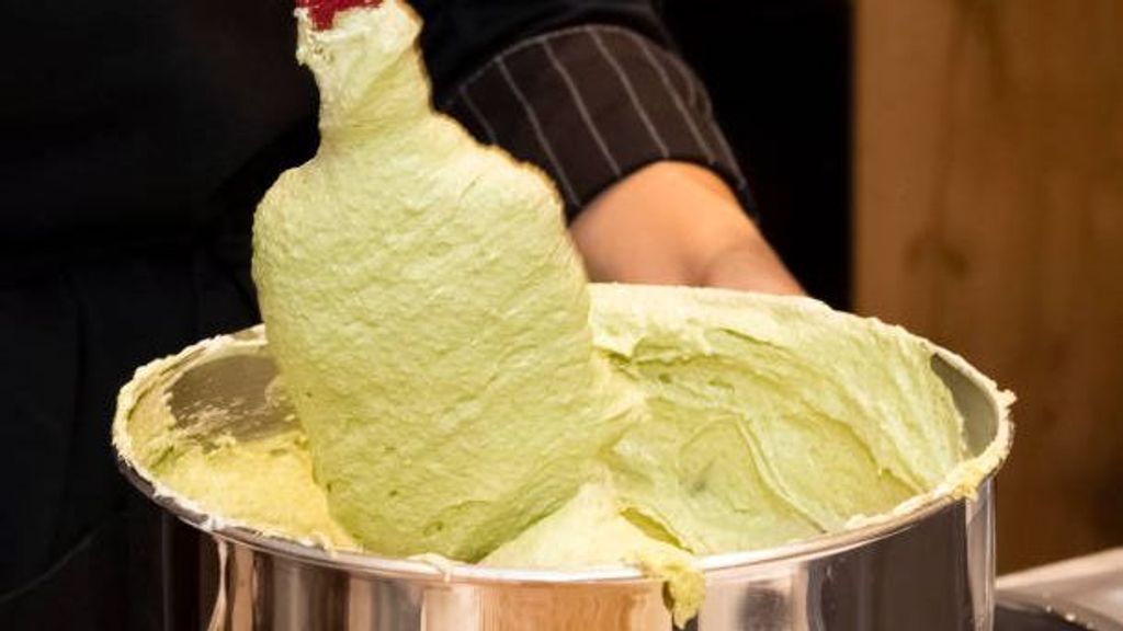 Preparación helado de pistacho.