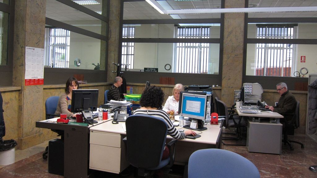 Trabajadores en una oficina (Archivo)