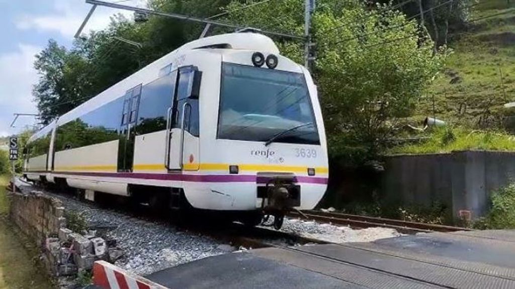 Un tren de Cercanías Cantabria sin maquinista ni pasajeros se pone a circular y recorre tres kilómetros hasta que choca contra otro