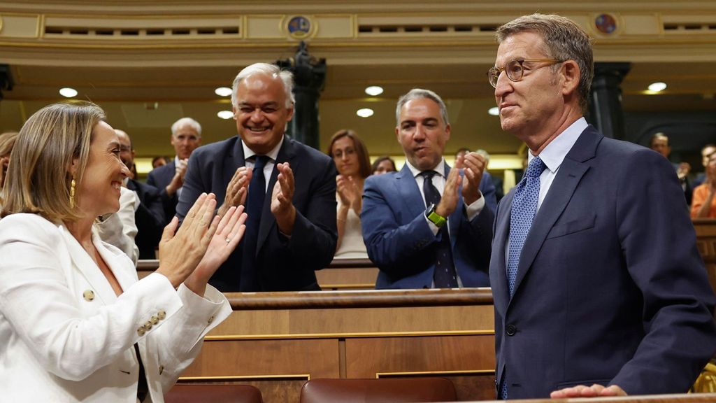 Cuca Gamarra (i) y el resto de diputados del PP aplauden a su líder Alberto Núñez Feijóo (d) a su llegada al Congreso de los Diputados