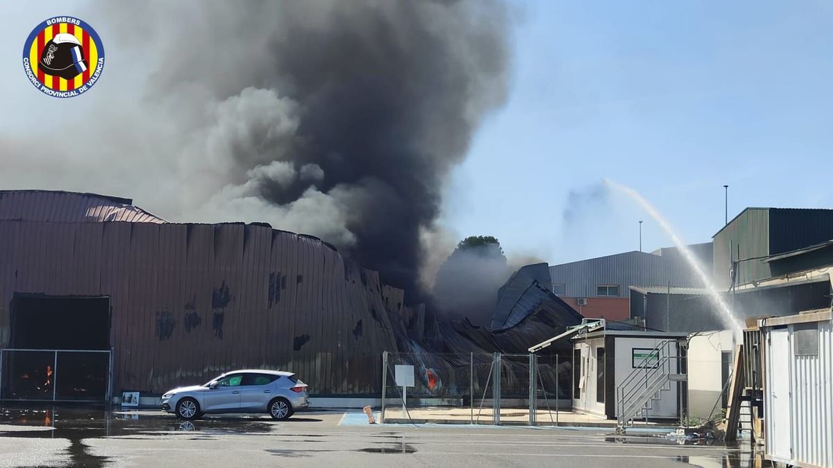 Diez dotaciones de bomberos trabajan en el incendio de una nave de productos químicos en Guadasequies