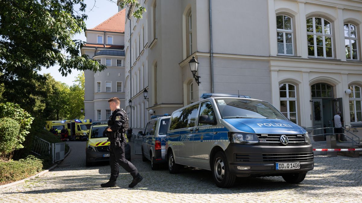 Dispositivo de la policía alemana en el exterior de la escuela de Bischofswerda, en Dresde