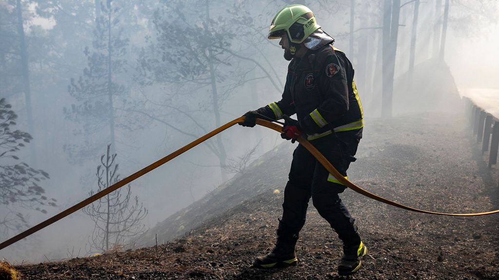 El incendio de Tenerife, el peor del año: los bomberos temen reactivaciones por las altas temperaturas