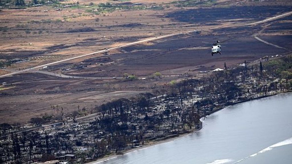 Helicóptero sobrevolando el incendio de Maui, en Hawái