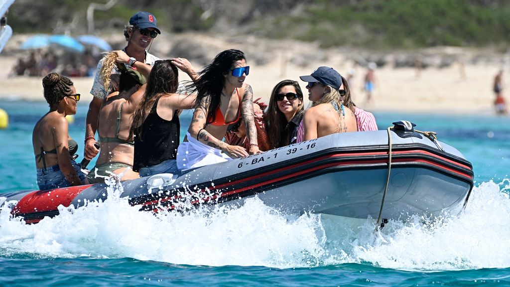 Las campeonas del mundo escapan de la presión de la Federación por el beso de Rubiales descansando en Ibiza