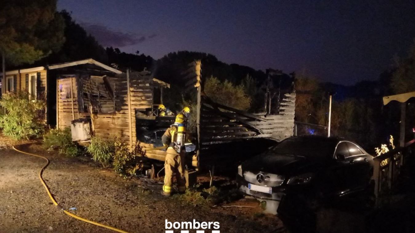 Tragedia en un camping de Tarragona al incendiarse un bungaló: muere una niña de 8 años