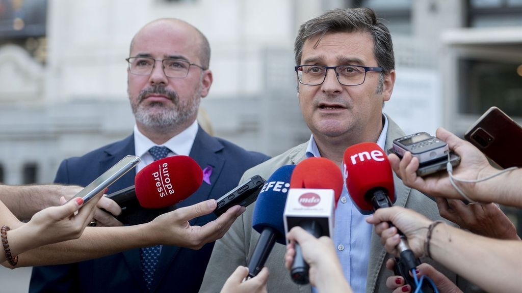 El delegado del Ayuntamiento de Madrid, Álvaro González, atiende a medios tras un minuto de silencio convocado por el Ayuntamiento de Madrid