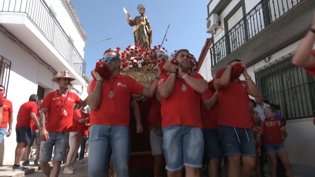El santo bailongo de Beas conquista las calles de Huelva con su procesión al ritmo de la música