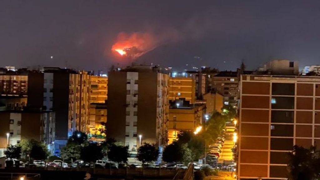 Un incendio en la sierra de Córdoba visto desde el centro de la ciudad