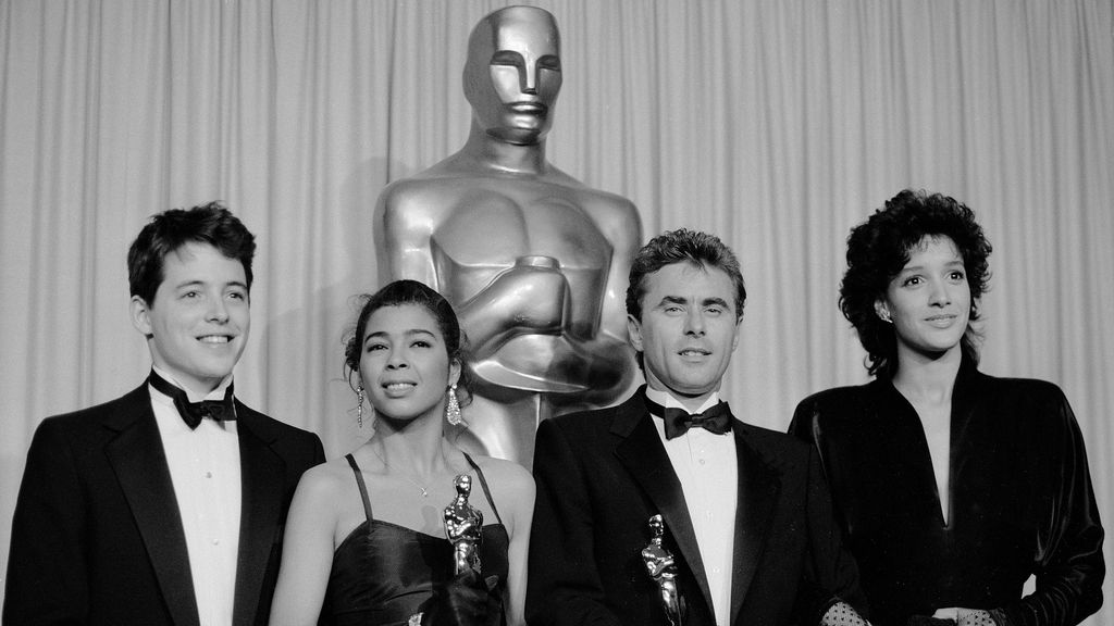 Irene Cara y Keith Forsey (centro), en abril de 1984 con su Oscar a la Mejor Canción. Los escoltan Jennifer Beals y Matthew Roderick, que presentaron la categoría en la gala.