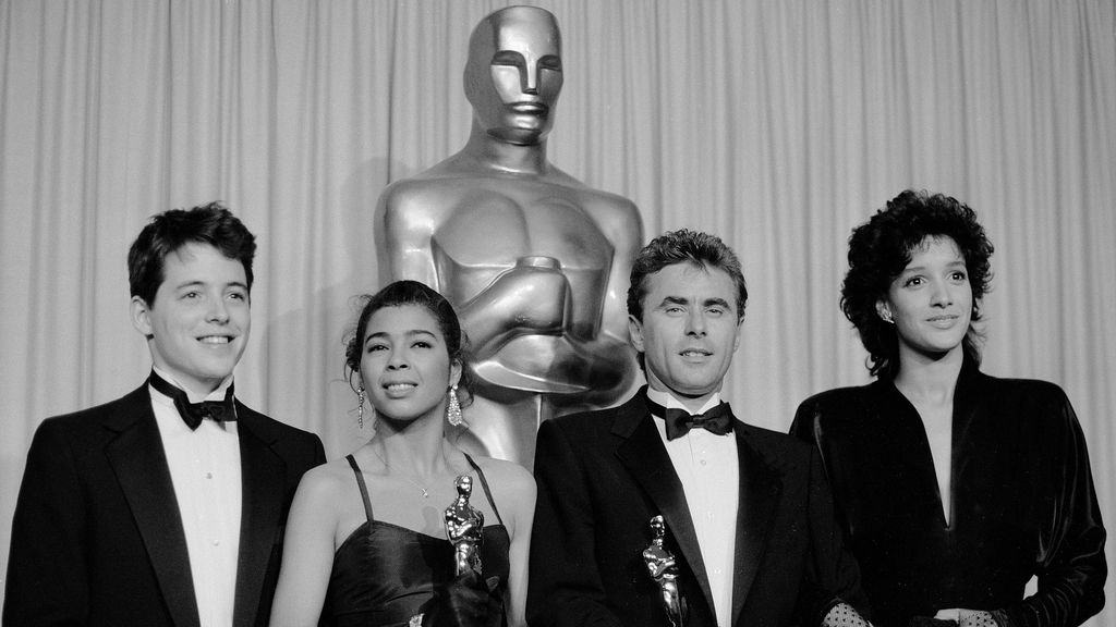 Irene Cara y Keith Forsey (centro), en abril de 1984 con su Oscar a la Mejor Canción. Los escoltan Jennifer Beals y Matthew Roderick, que presentaron la categoría en la gala.