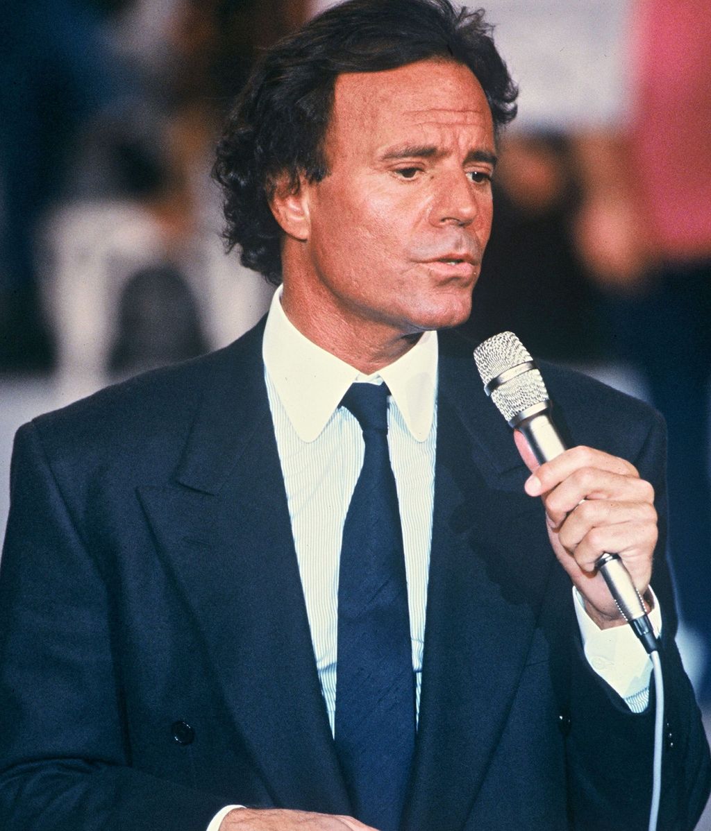 Julio Iglesias, en 1988, un año después de su intervención en la sien y rinoplastia