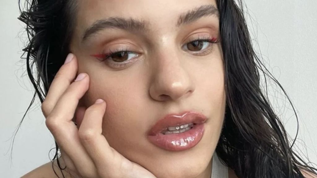 La verdad sobre los labios de Rosalía y la tendencia fashion que impone