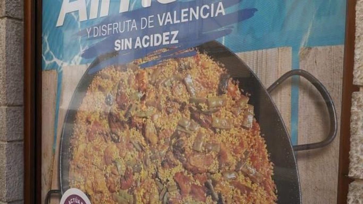 'Disfruta de Valencia sin acidez', la campaña de un medicamento con la imagen de la paella que la hostelería pide retirar