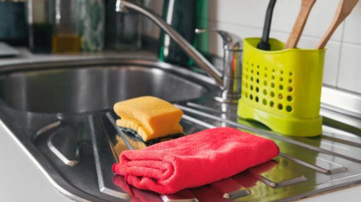Cómo lavar y desinfectar las bayetas, los estropajos y los trapos