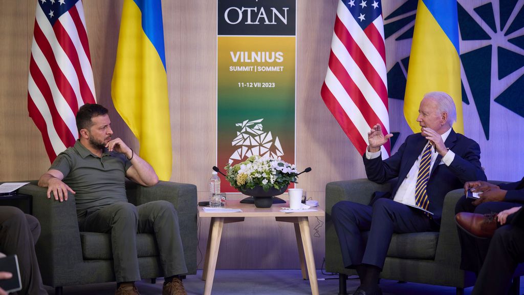 Imagen de archivo del presidente de Ucrania, Volodimir Zelenski, y su homólogo estadounidense, Joe Biden