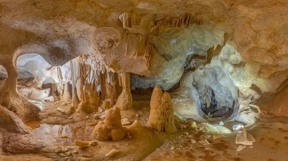 Interior de la cueva de las estegamitas en La Araña (Málaga)