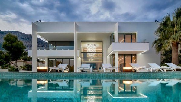 La casa más cara de la Comunidad Valenciana, valorada en 8,5 millones de euros, tiene diez baños, saunas y cine