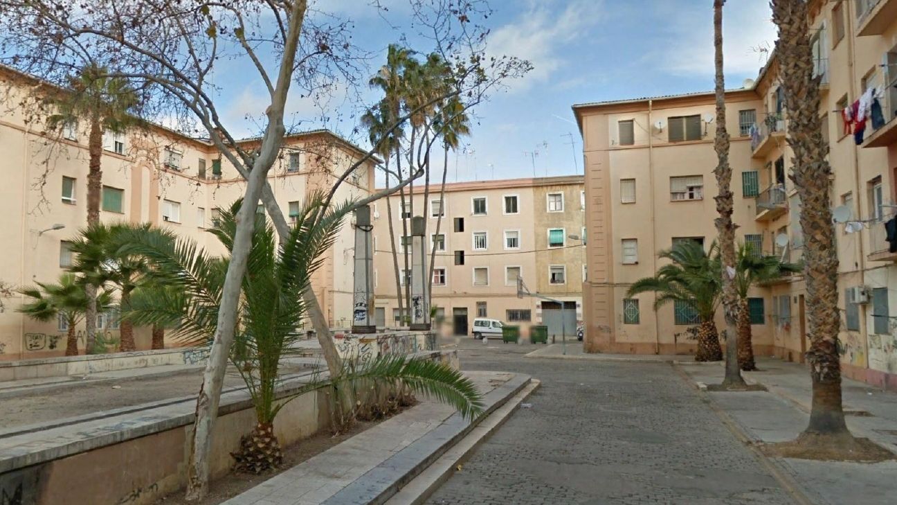 Los vecinos de la Malvarrosa de Valenciana patrullan el barrio contra las drogas, la suciedad  y los conflictos