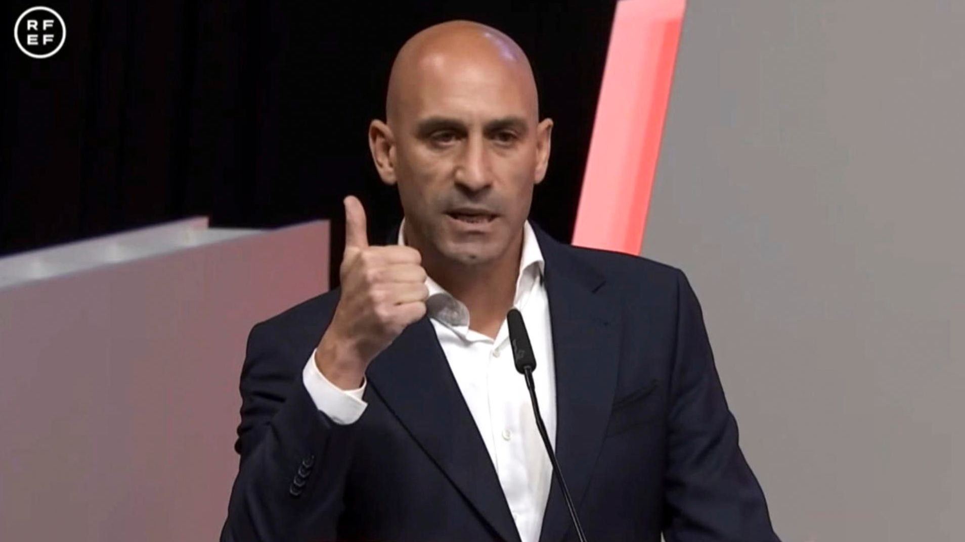 Luis Rubiales denuncia un "asesinato social" y exclama ante los suyos: "¡No voy a dimitir!"