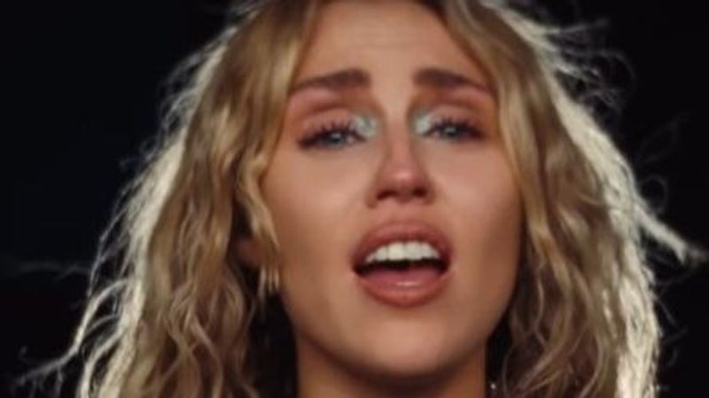 Miley Cyrus Se Desnuda Como Nunca Con Su último Sencillo 4348