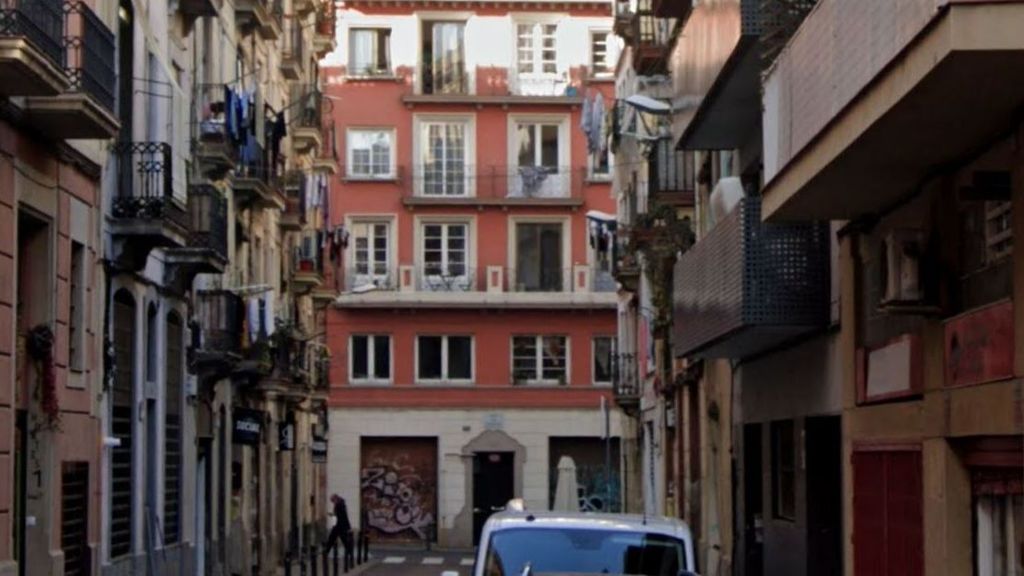 Muere en Barcelona después de causar "disturbios" y caer por unas escaleras