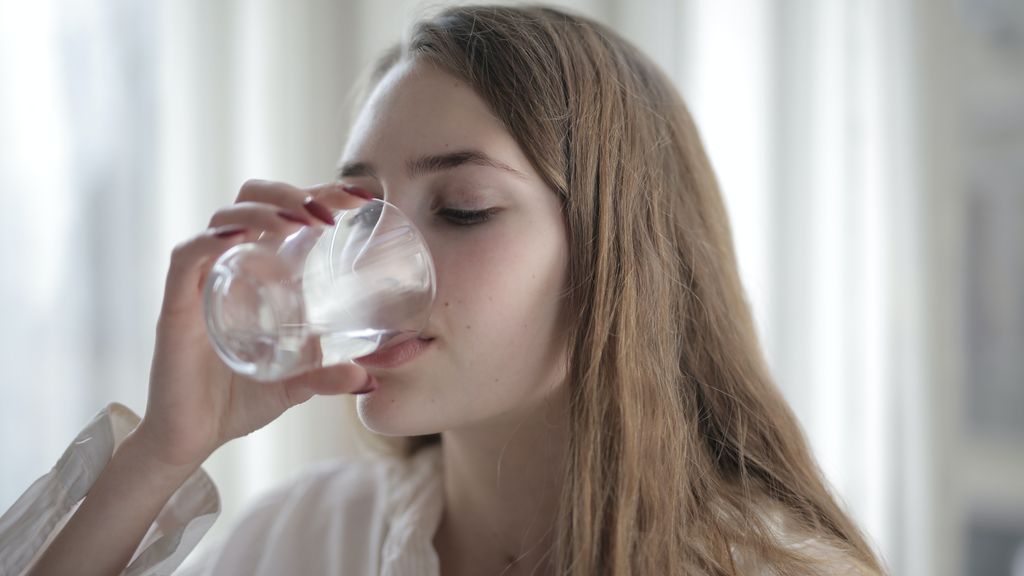 Bebe abundante agua. FUENTE: Pexels