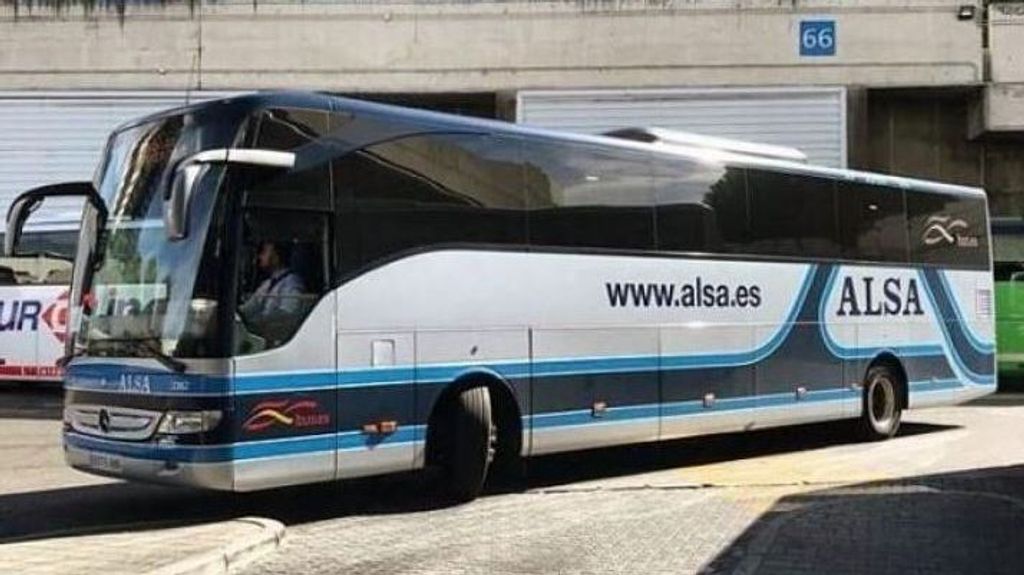 CGT denuncia el despido de una conductora de autobús en Almería por "ser mujer"