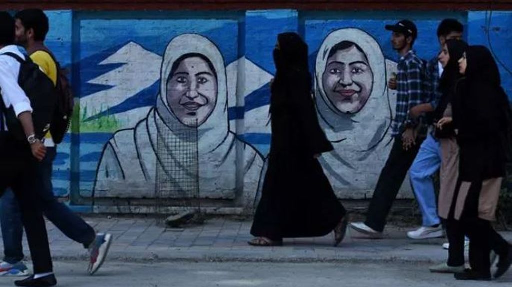 Francia anuncia que prohibirá el uso de la abaya, la túnica femenina islámica, en los colegios del país
